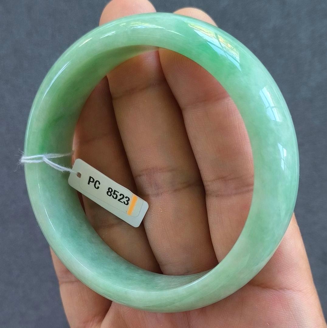 【日本鑑別書付:阳绿:大径】ミャンマー産本翡翠のバングル（内径61ミリ）8523