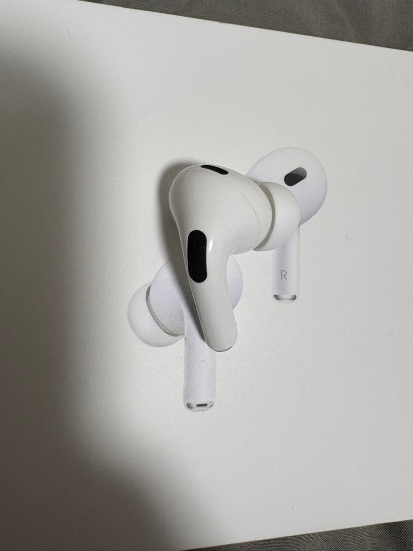 【美品】AirPodsPro2右耳ライトニング式片耳　イヤーチップ付中古