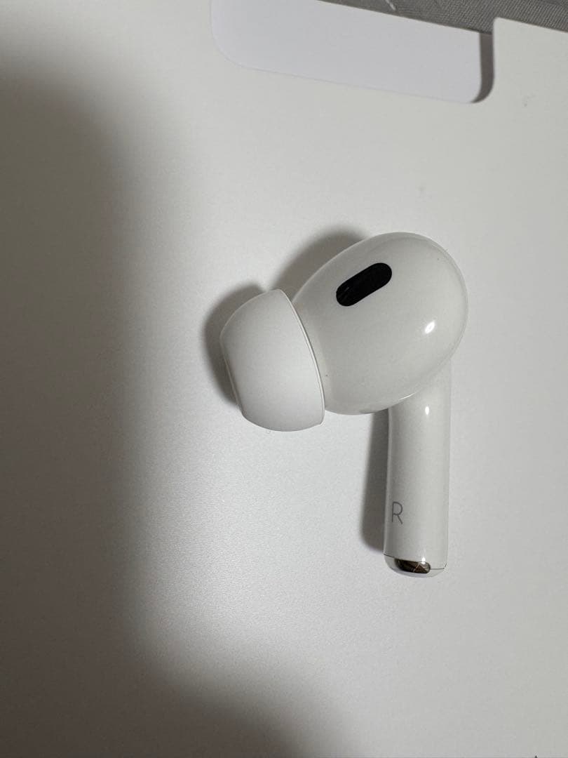 【美品】AirPodsPro2右耳ライトニング式片耳　イヤーチップ付中古