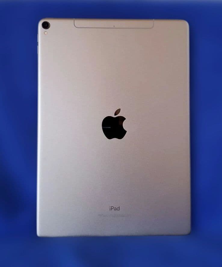 【ジャンク】Apple iPad (モデル A1709) シルバー