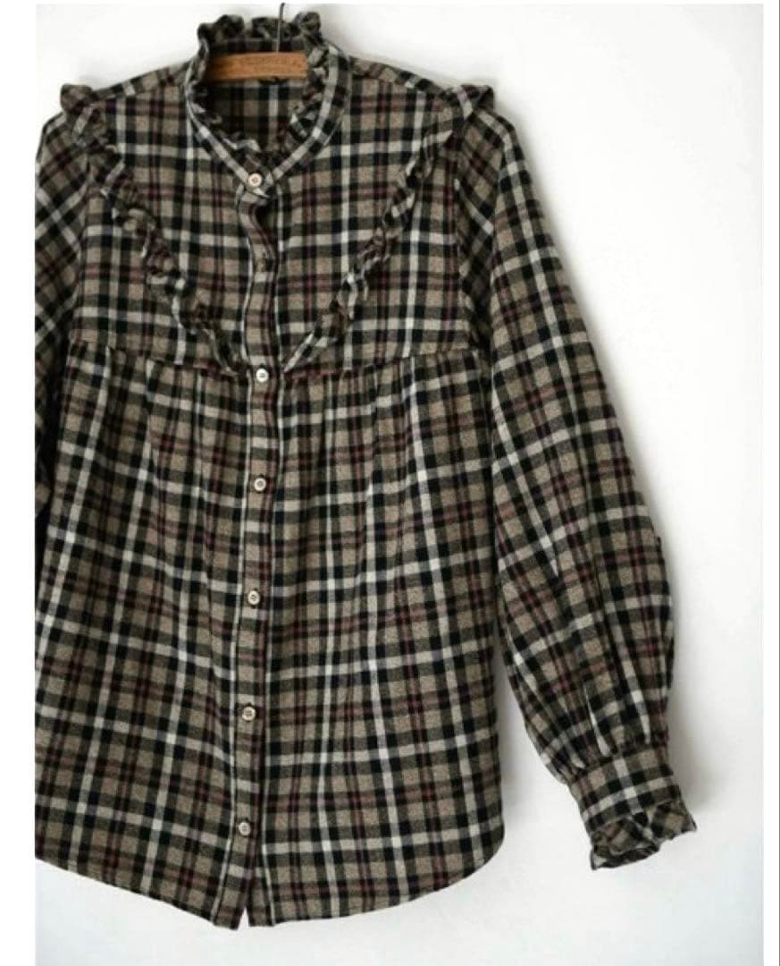 ハグオーワー ネルチェックフリル スタンドカラーブラウス