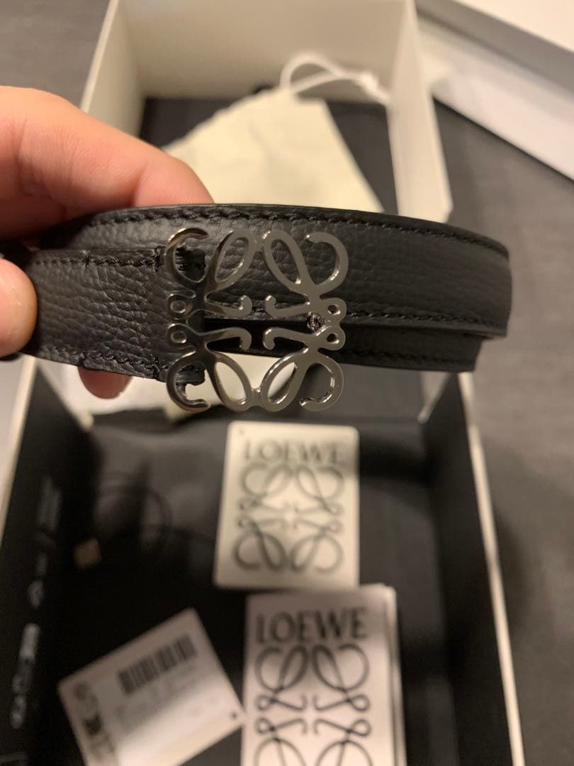 LOEWE レザー ベルト ブラックアナグラム ベルト（ペブルグレインカーフ）