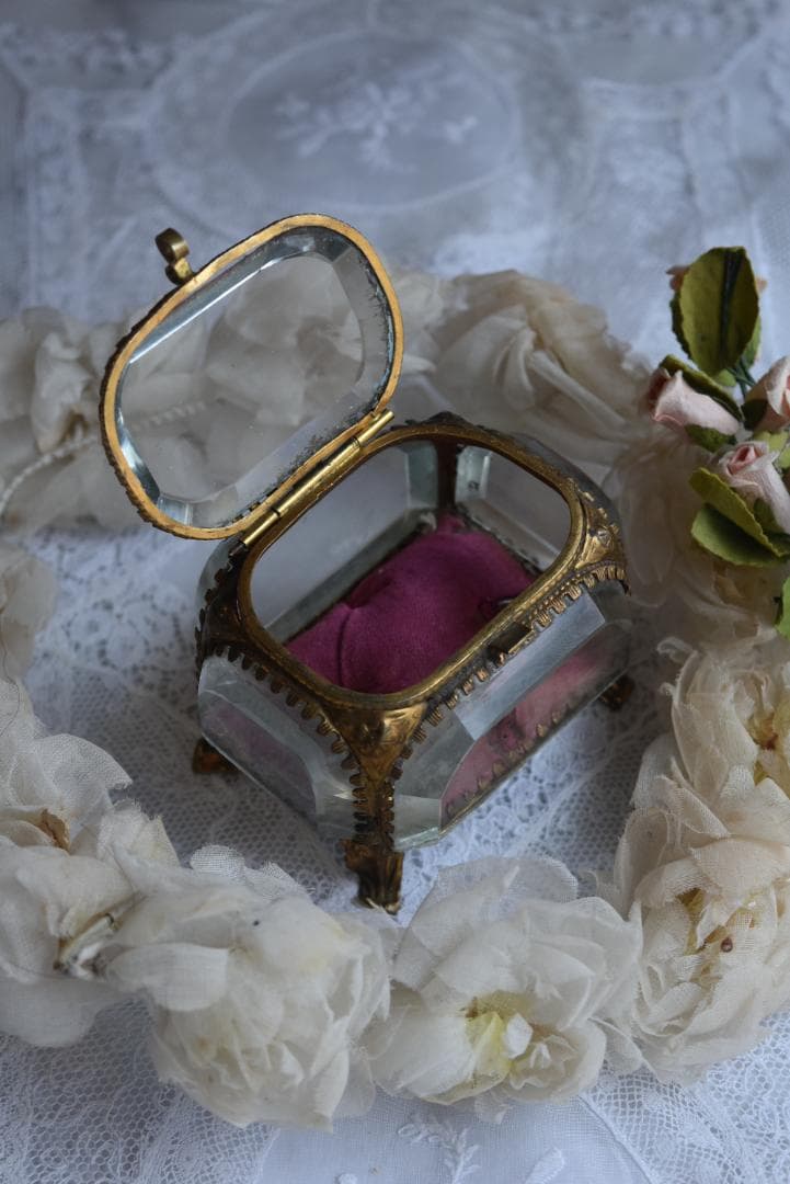 フランスN3　美しい宝石箱　シルク地　ジュエリーボックス　アンティーク