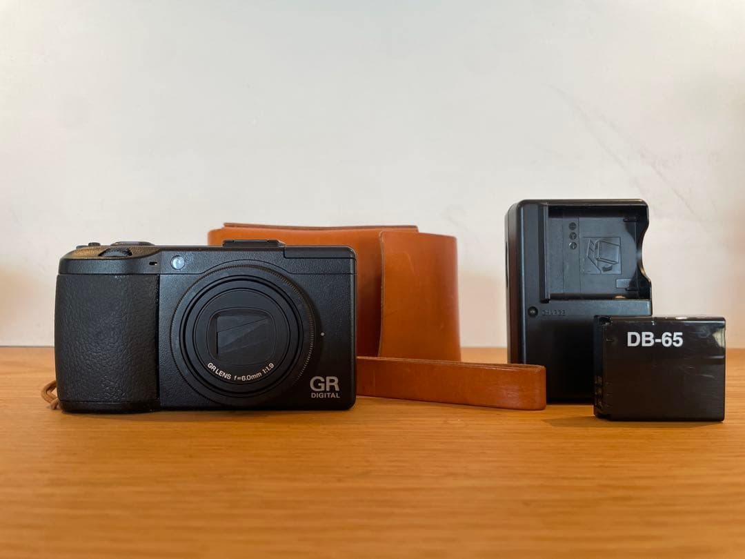 美品　RICOH GR DIGITALⅢ レザーストラップ・ケース付き