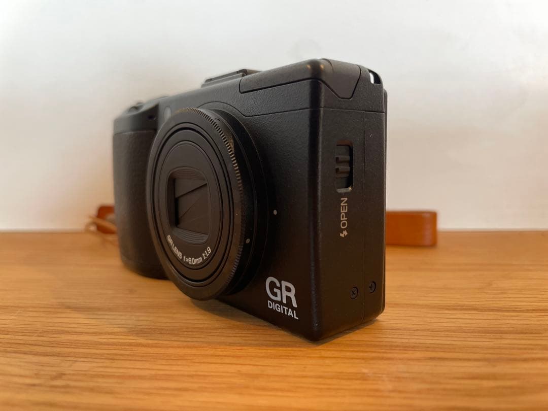 美品　RICOH GR DIGITALⅢ レザーストラップ・ケース付き
