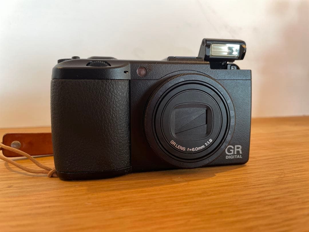 美品　RICOH GR DIGITALⅢ レザーストラップ・ケース付き