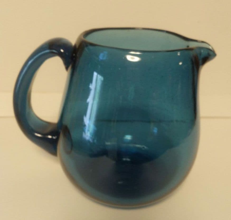 安土忠久さんの大きな藍色ピッチャーです。これから大活躍の季節。