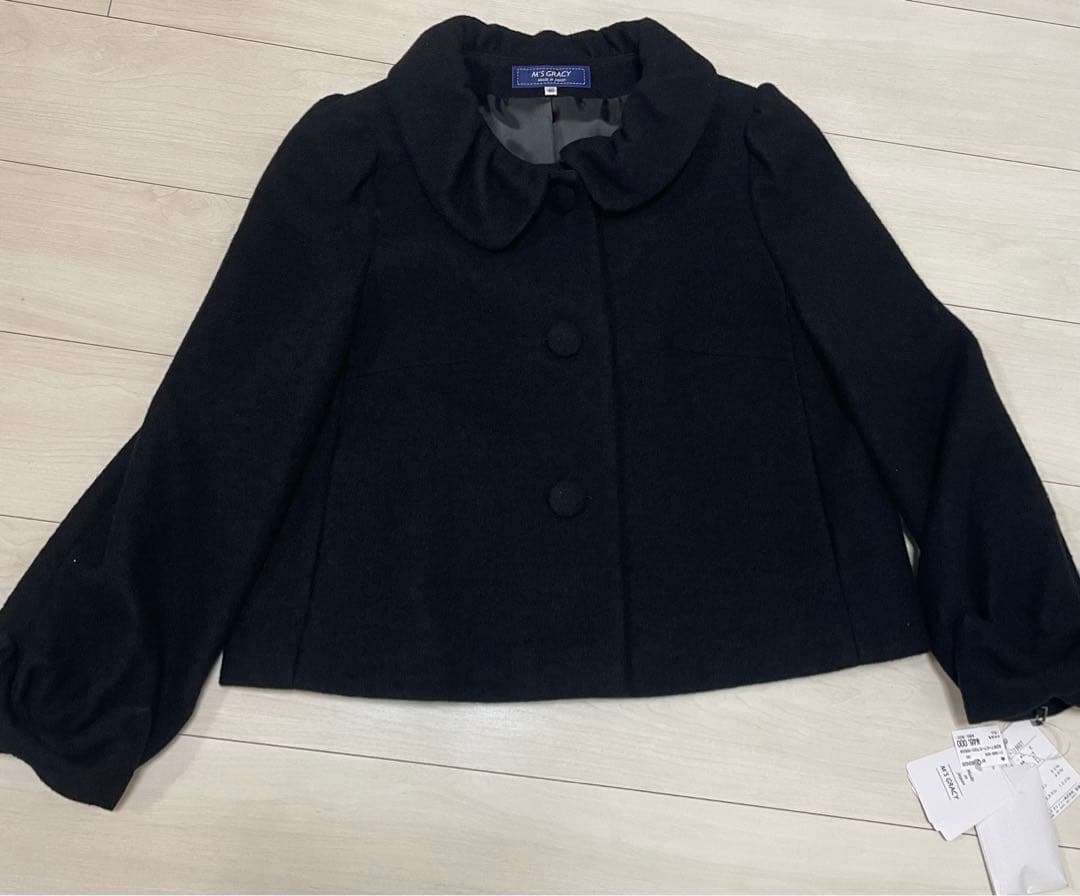 タグ付き　エムズグレイシー　袖口リボンがかわいいギャザー襟ショートコート 40