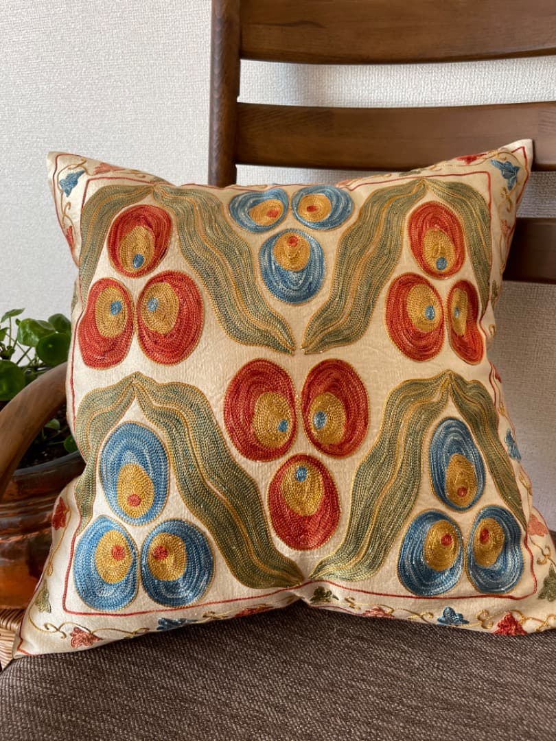 ウズベキスタン伝統刺繍スザニ　シルクonシルク　クッションカバー