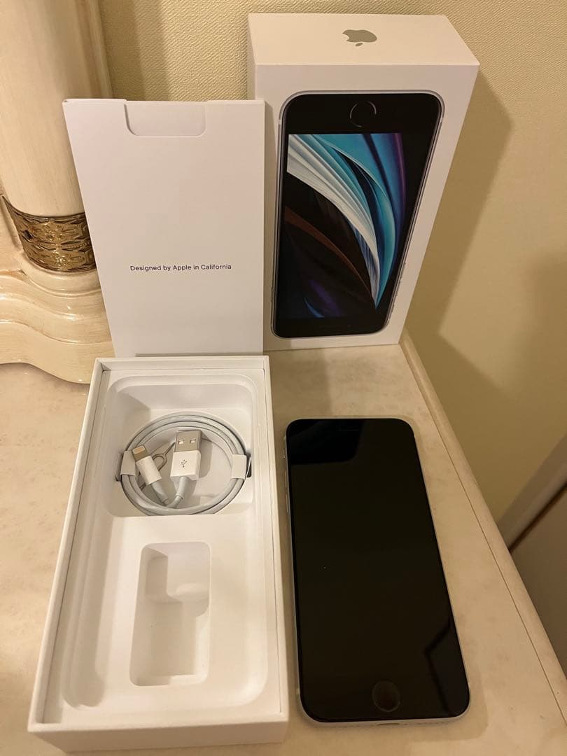 Apple iPhone SE (第2世代) ホワイト　本体　64GB