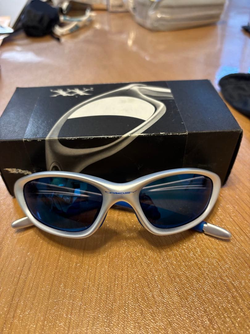 値下げ　オークリー　スポーツサングラス シルバー/青