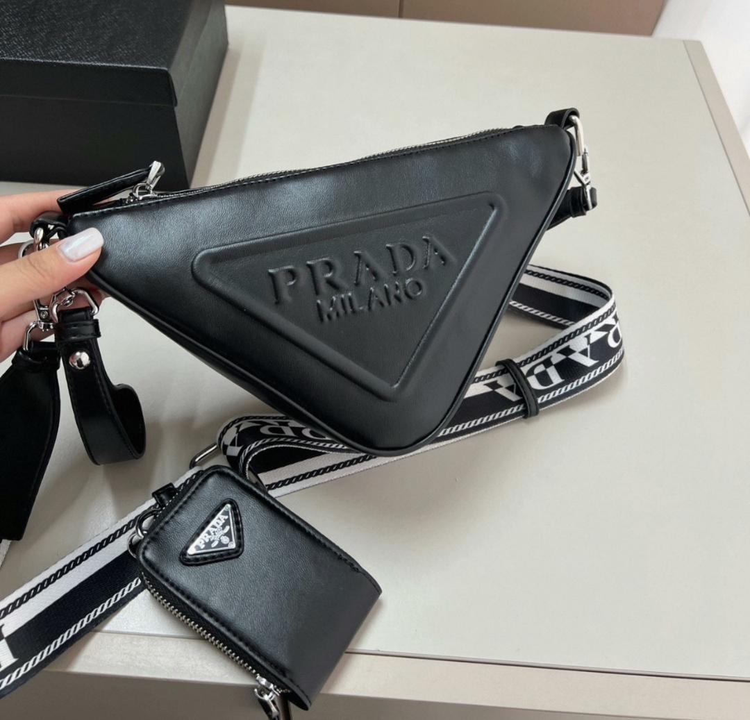 トライアングル ボディバッグ