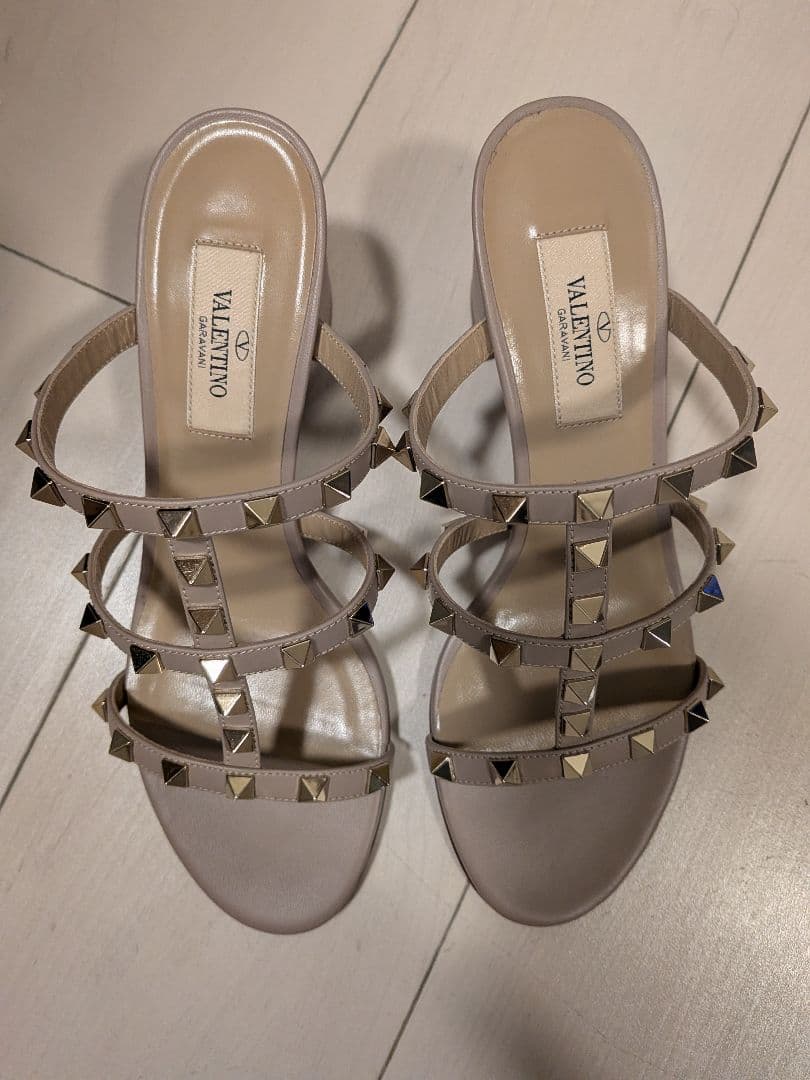 VALENTINO スタッズ付きミュール ベージュ