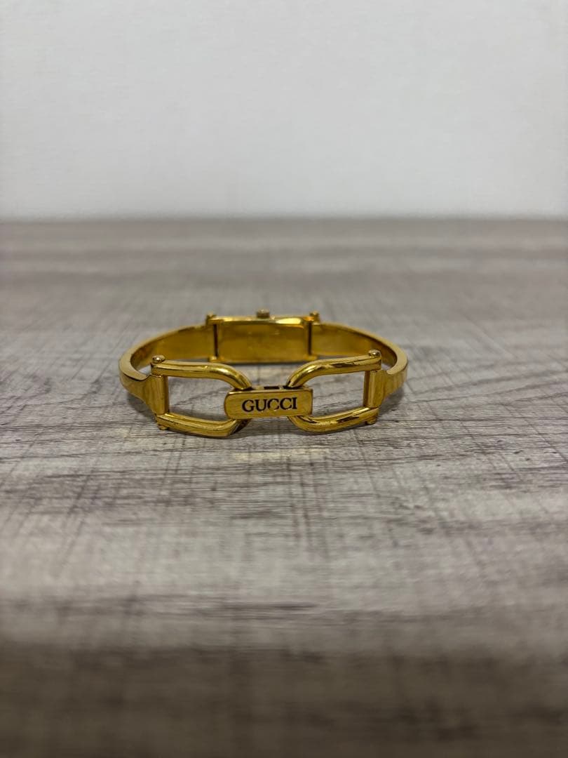 GUCCI ゴールド バングルウォッチ
