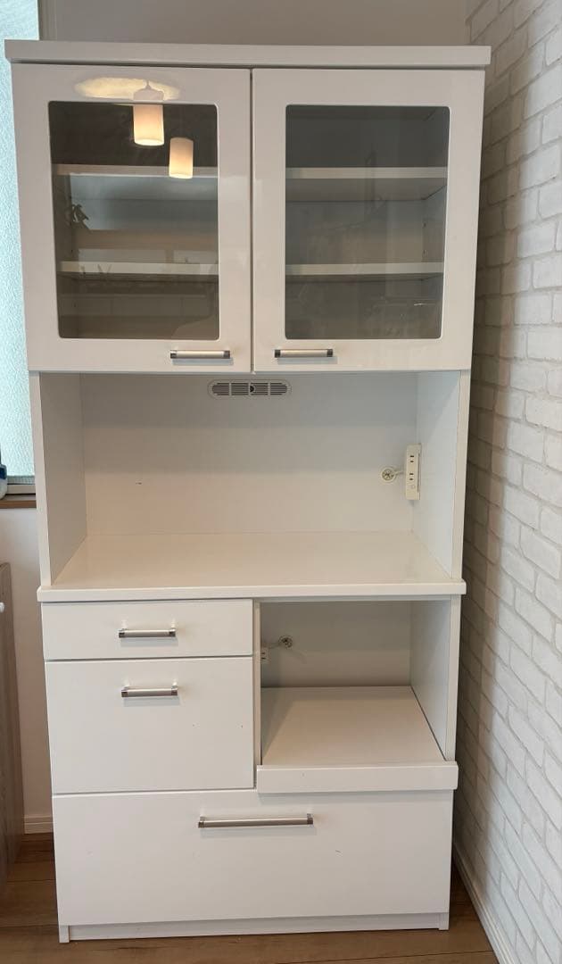 ホワイト木製キャビネット ガラス扉付き　キッチンボード