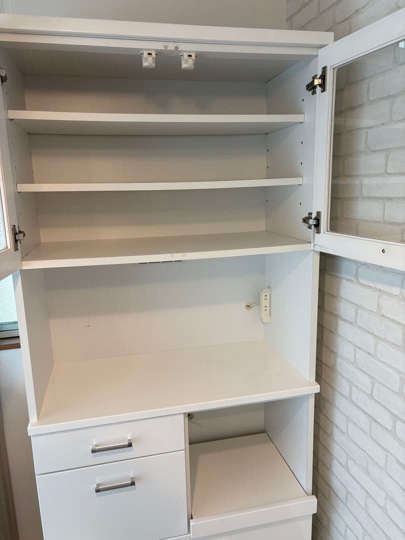 ホワイト木製キャビネット ガラス扉付き　キッチンボード