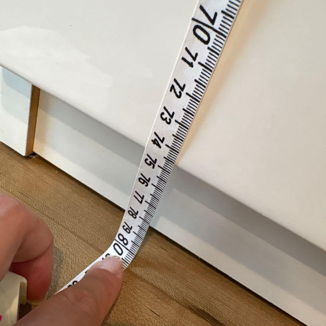 ホワイト木製キャビネット ガラス扉付き　キッチンボード