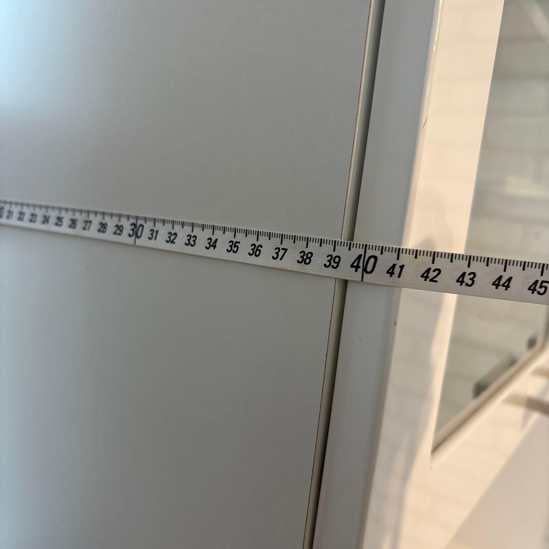 ホワイト木製キャビネット ガラス扉付き　キッチンボード