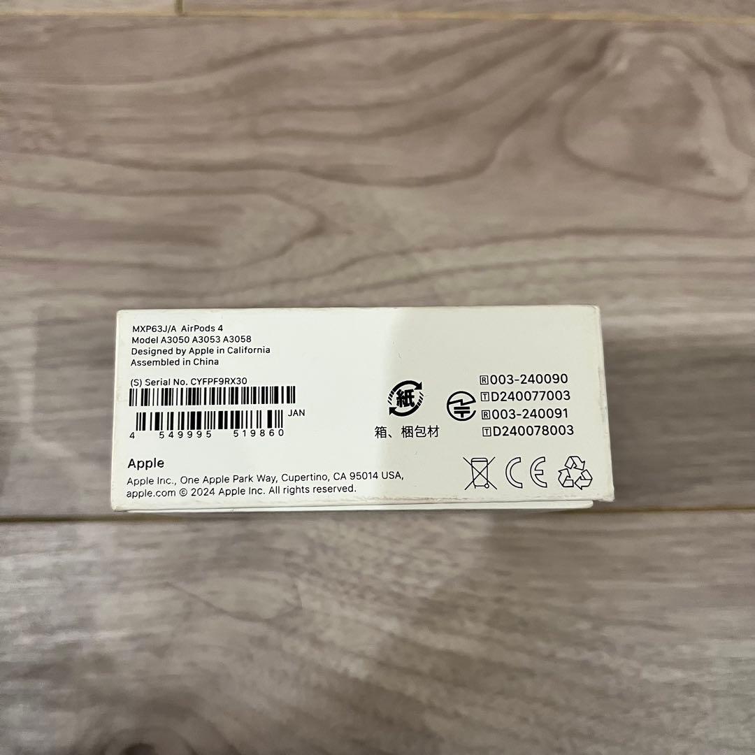 AirPods4 ケースと左耳