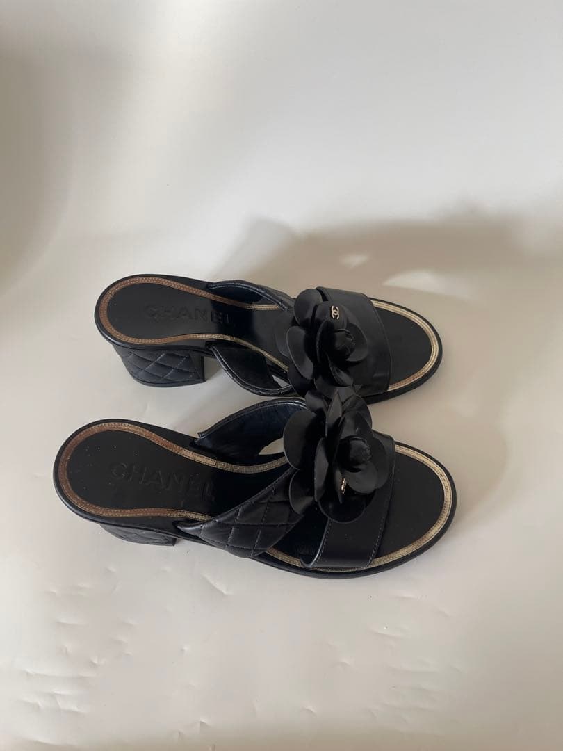 chanelシャネルフラワー装飾付きブラックサンダル