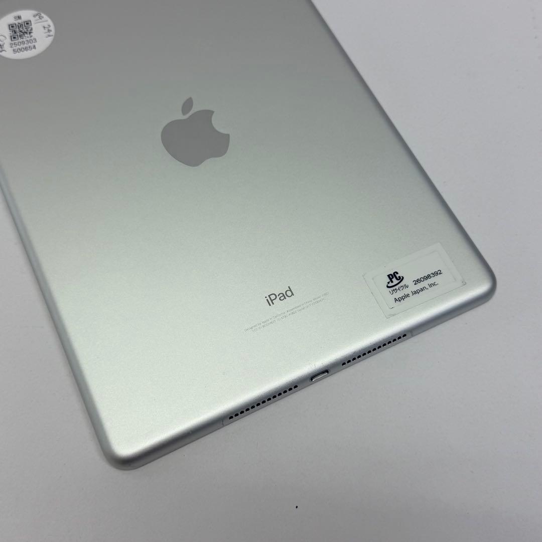 美品 iPad (第5世代)シルバー32GB (A1822)