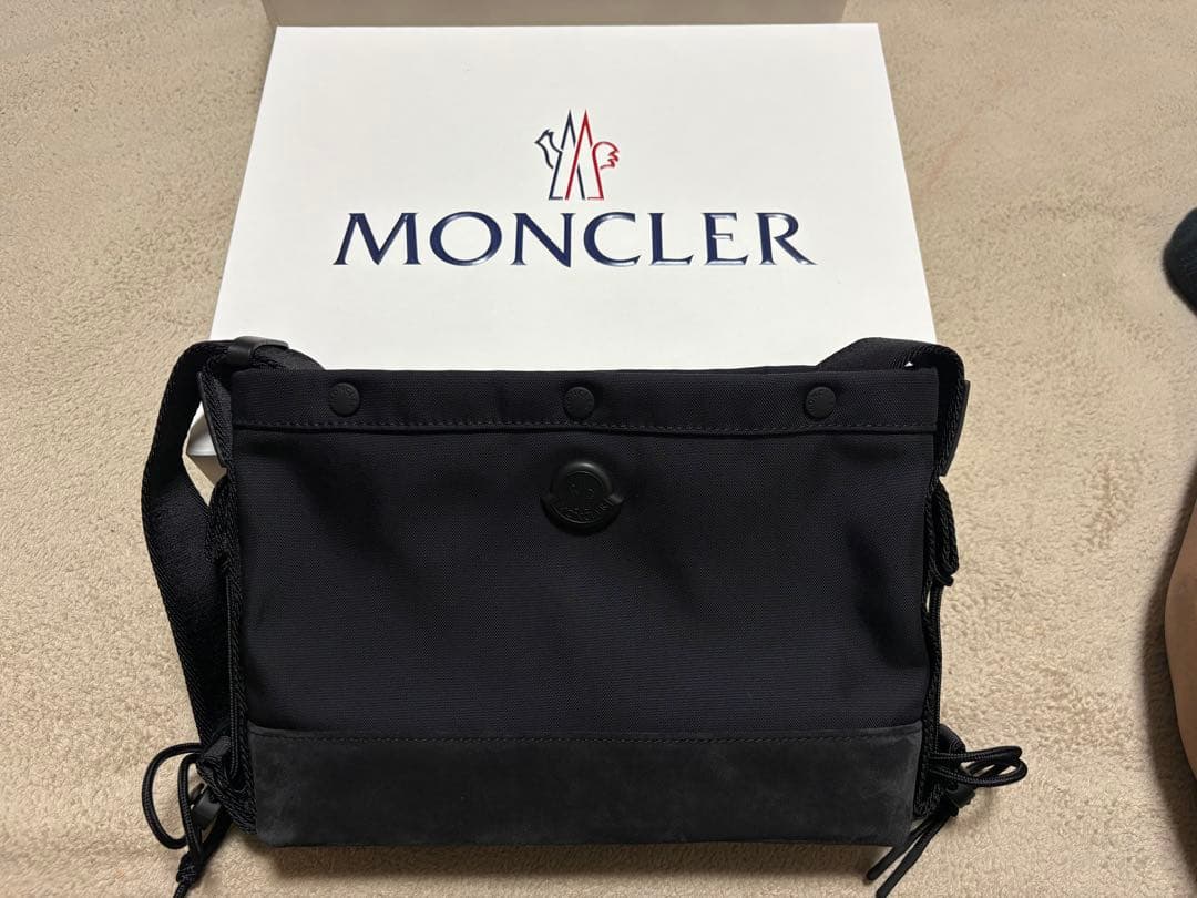 MONCLER ブラック ショルダーバッグ　New Tech クロスボディバッグ