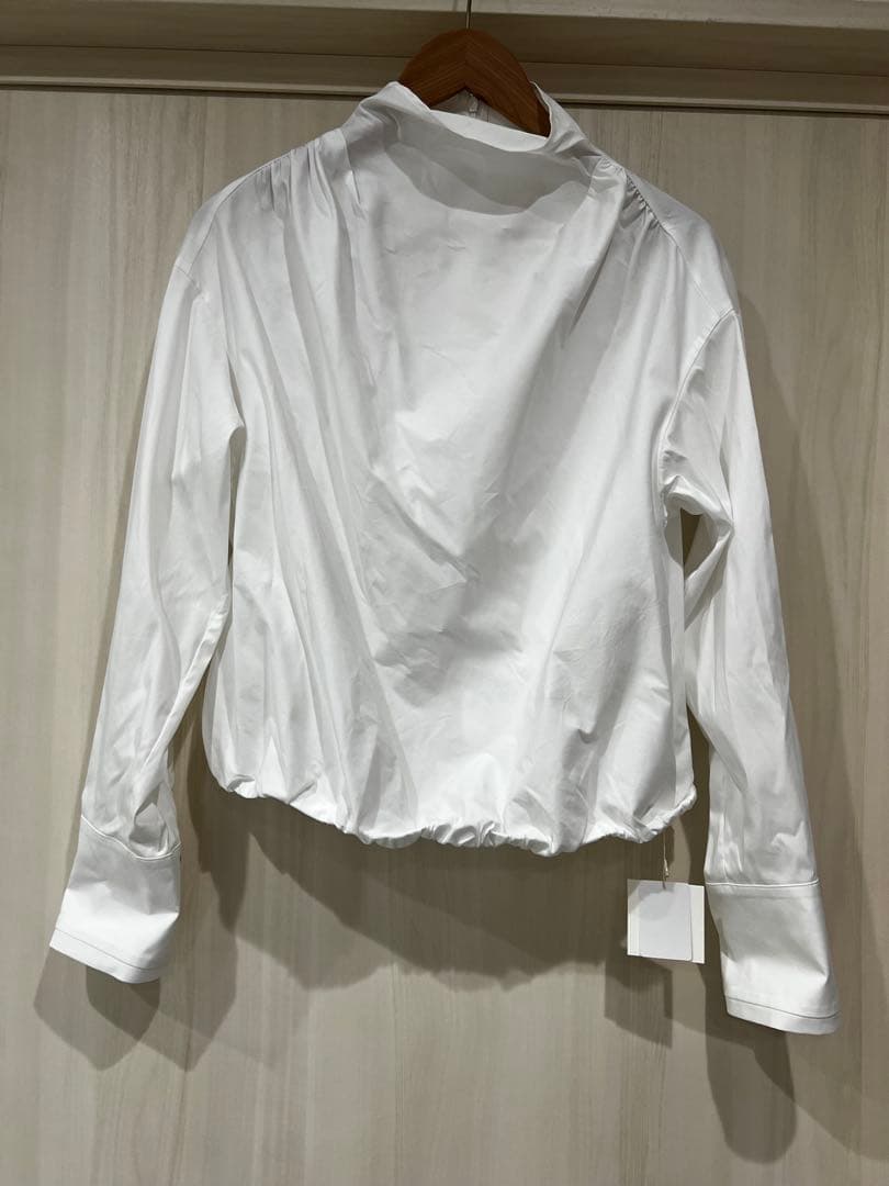 deres bottle neck drape blouse 新品未使用