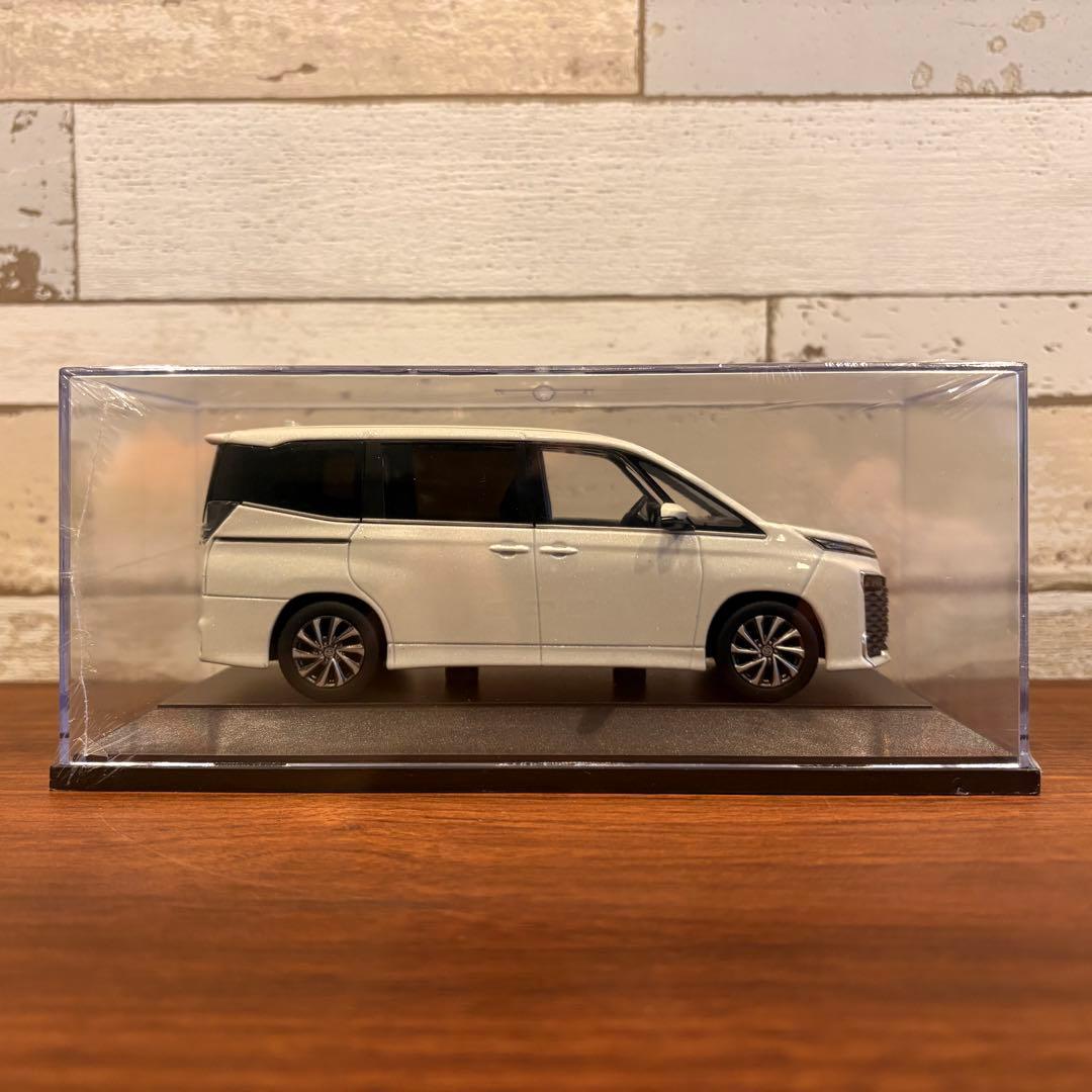 トヨタ 90型 ヴォクシー カラーサンプル ホワイト