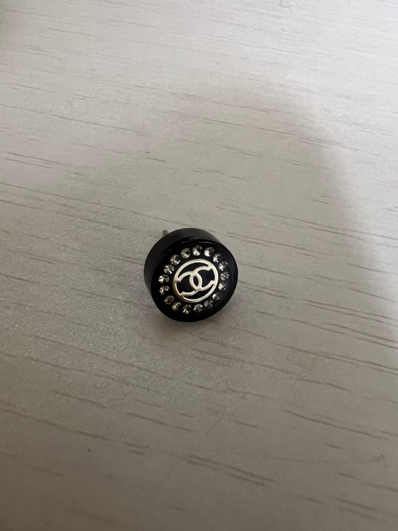 CHANELシャネルのピアス、片方だけです。