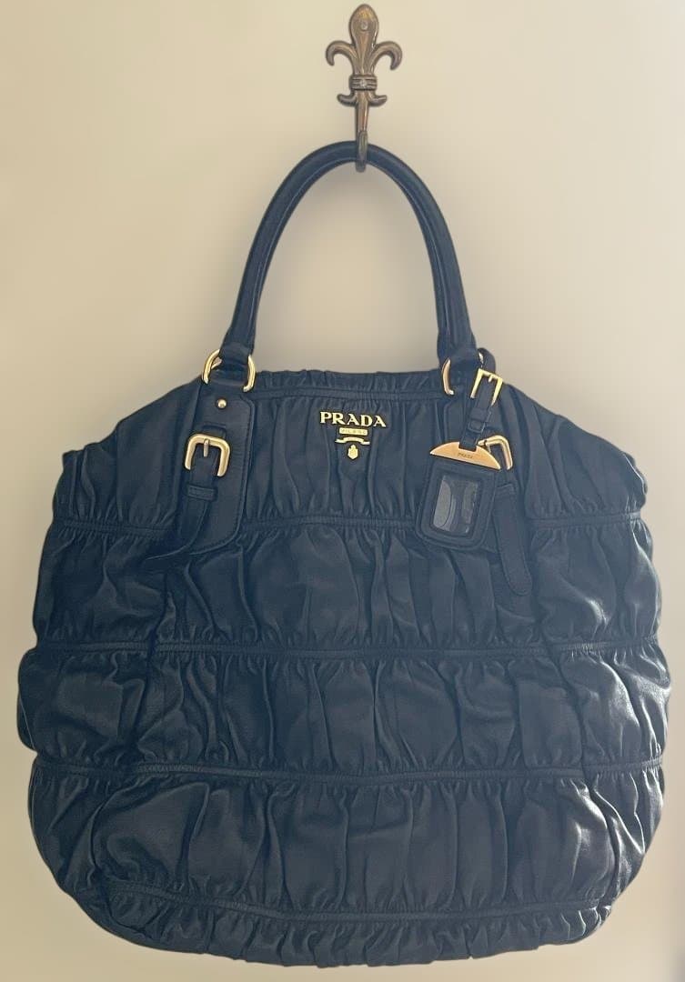 ✨最終✨美品✨️PRADA レザーバッグ ブラック　ギャザー