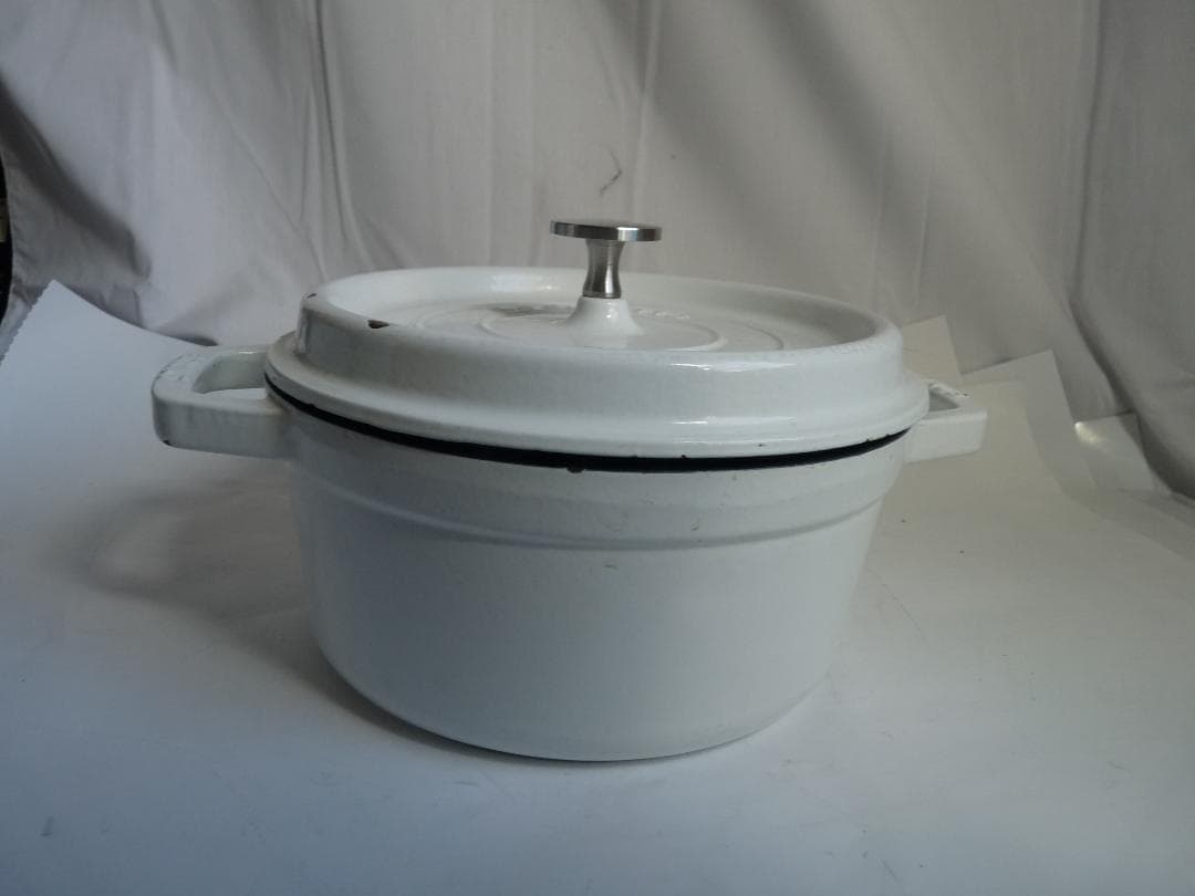 STAUB LA COCOTTE 両手鍋 ホワイト 22cm