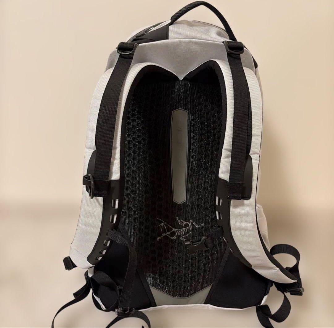 美品 アークテリクス ARC'TERYX アロー22 ホワイト グレー リュック