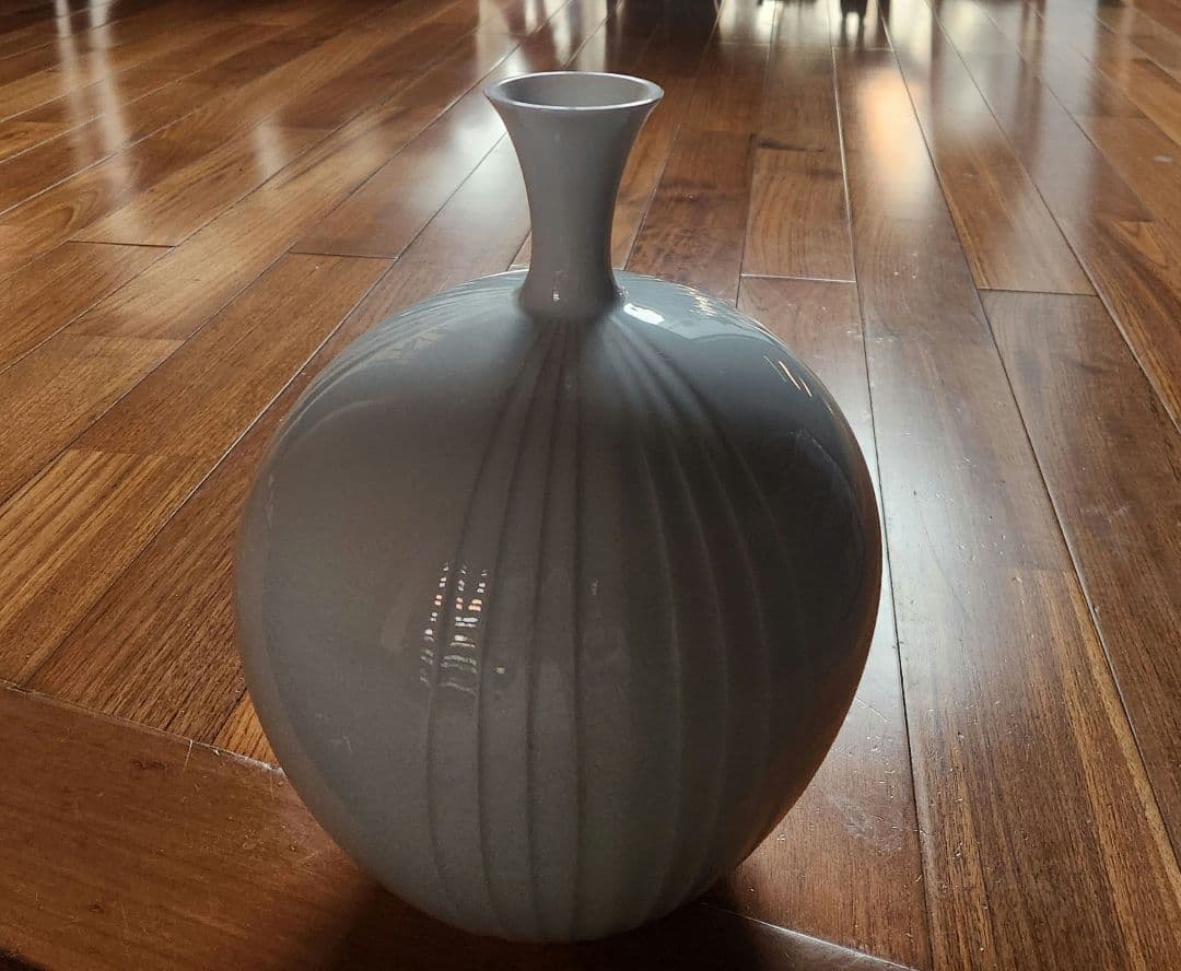 奥川俊右衛門　白磁　線文　花瓶