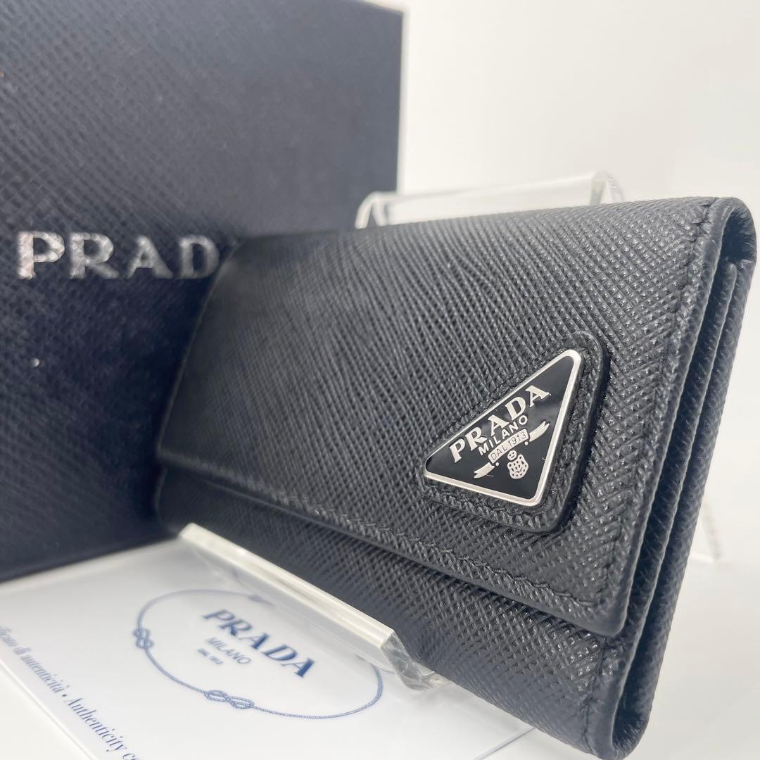 【✨未使用級 現行】プラダ キーケース 三角ロゴ サフィアーノ レザー ブラック