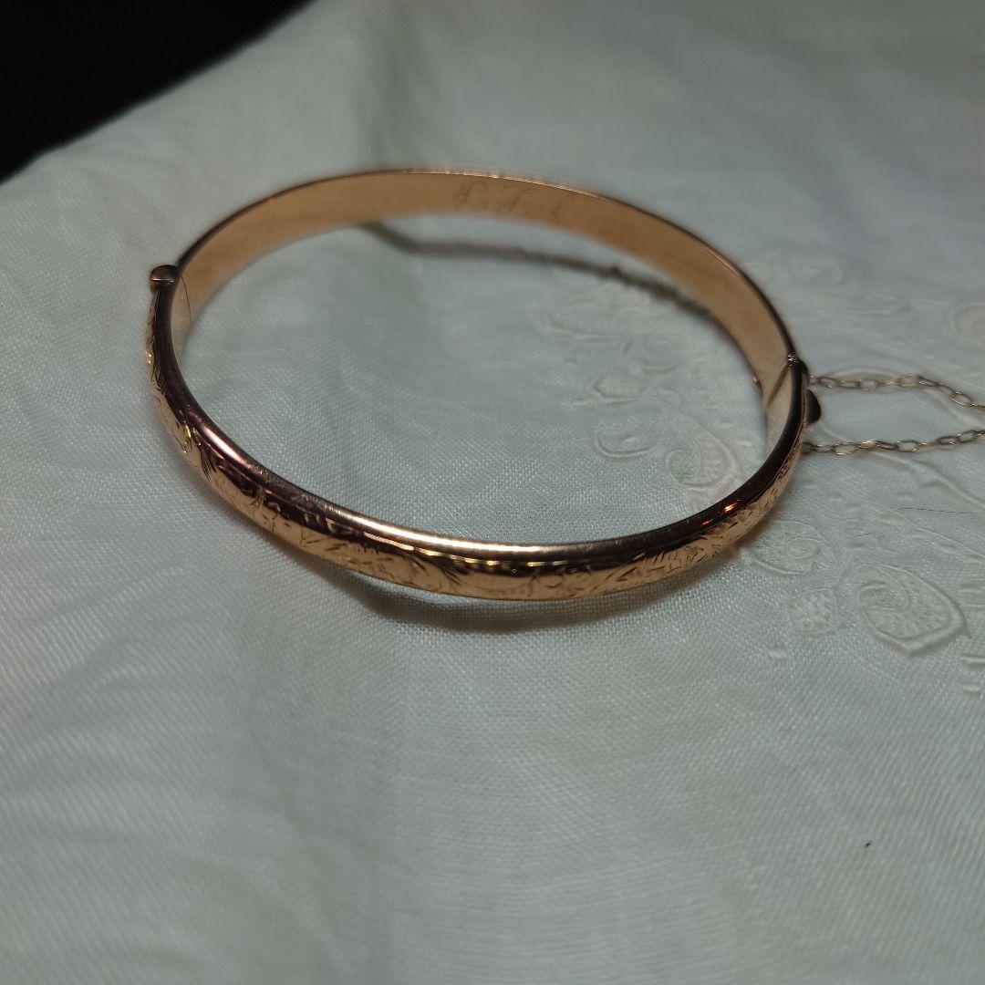 英国アンティーク 1907年 エドワード王朝時代 9金 彫刻模様のバングル