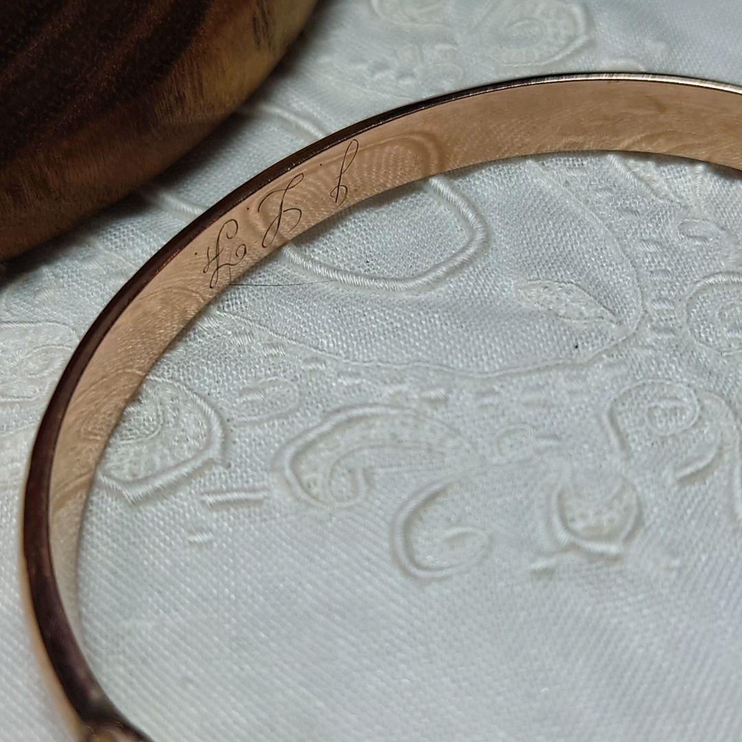 英国アンティーク 1907年 エドワード王朝時代 9金 彫刻模様のバングル