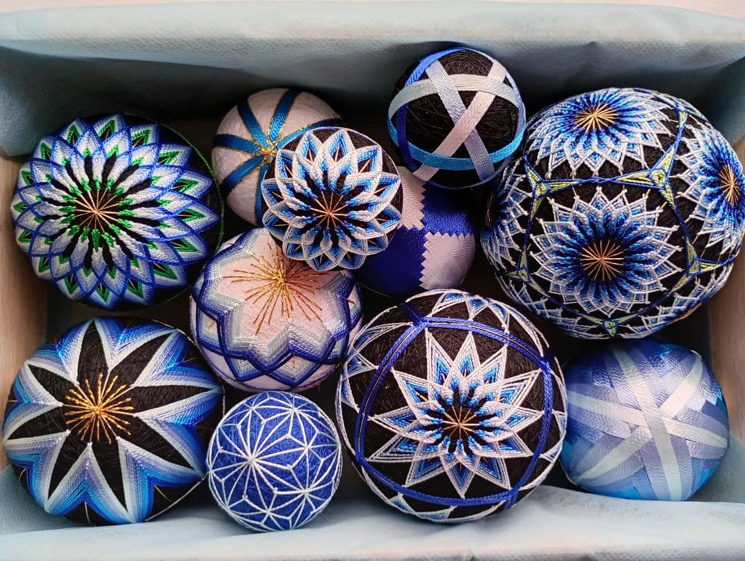 ハンドメイド　手まり　（青の手まりぎゅうぎゅうセット）木箱入り　11個入り