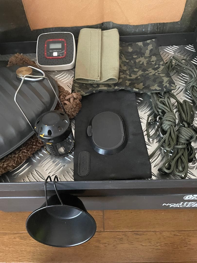 トランクカーゴ、テーブル、湯たんぽ、シュラフ、タープポール、風貌他　まとめ売り