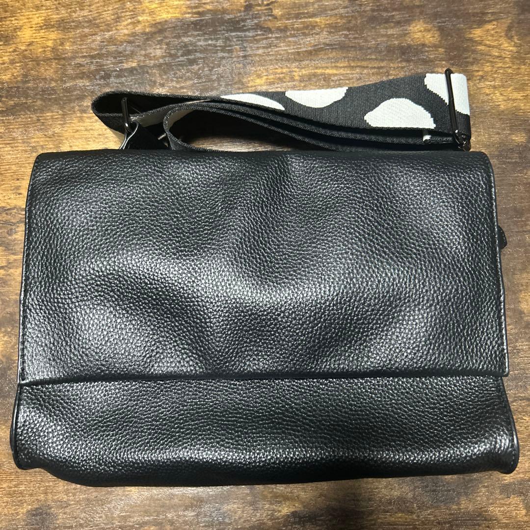 【美品】イアパピヨネ 柄ワイドテープ ショルダーバッグボディバッグ 本革