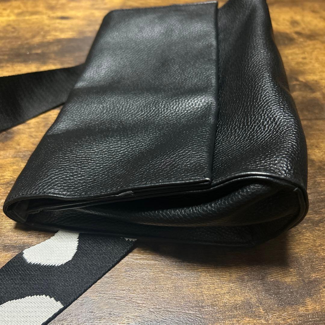 【美品】イアパピヨネ 柄ワイドテープ ショルダーバッグボディバッグ 本革