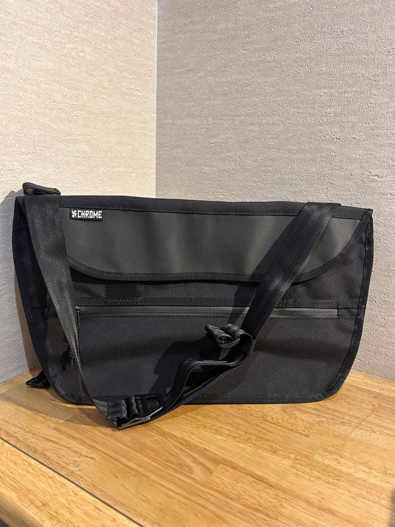 CHROME シンプルメッセンジャーバッグ 黒