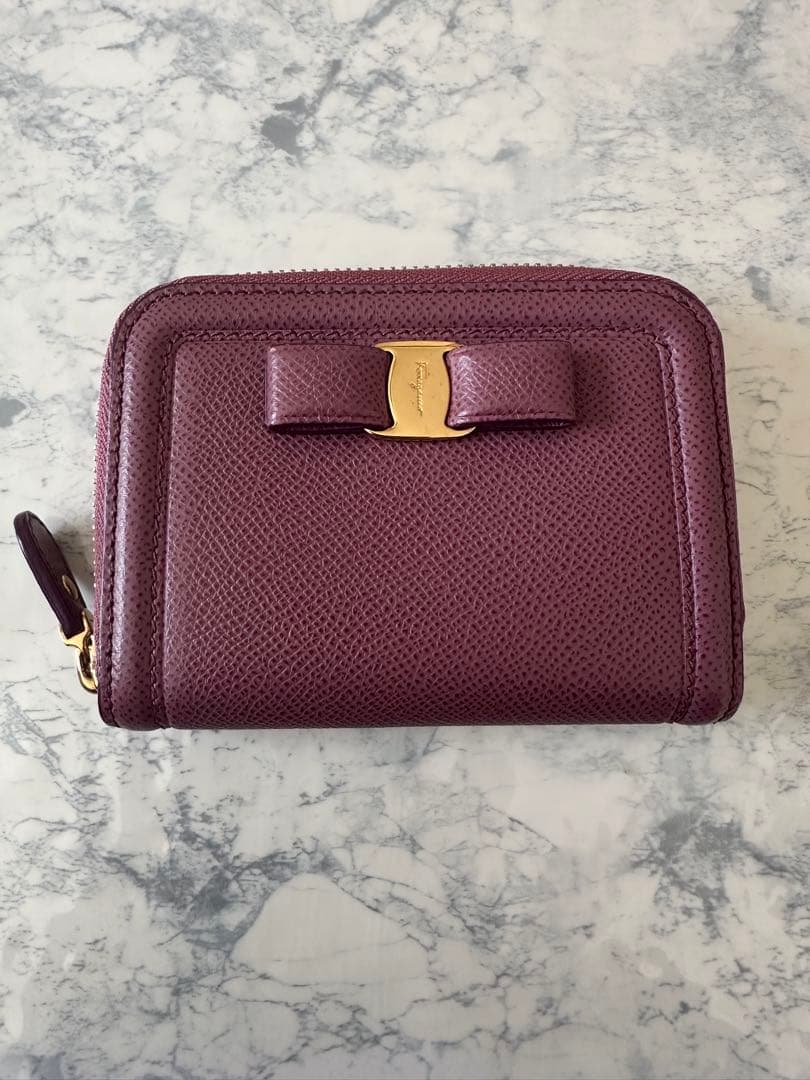 りりです。フェラガモ　リボン付きパープルレザーケース