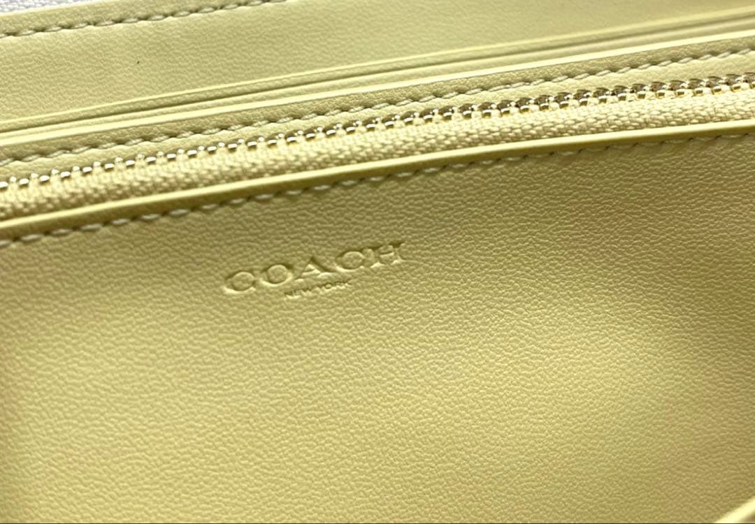 コーチ 長財布 レディース レザー ストラップ付き 馬車モチーフ オフホワイト系