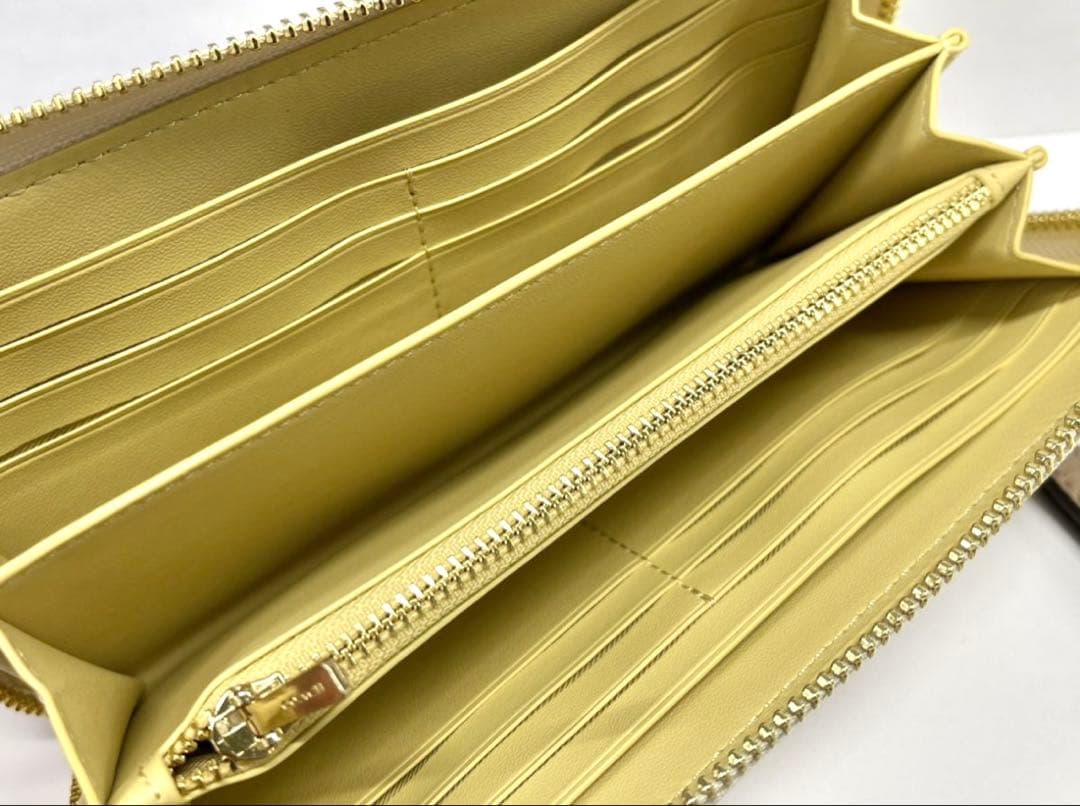 コーチ 長財布 レディース レザー ストラップ付き 馬車モチーフ オフホワイト系