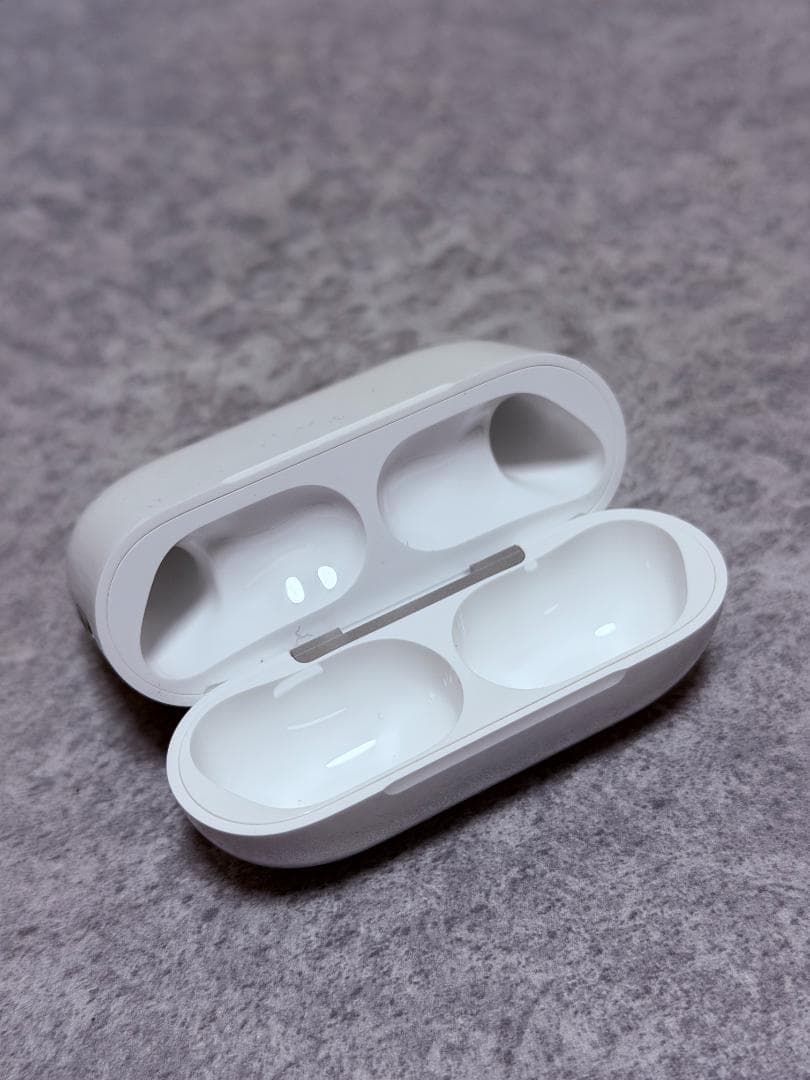 AirPods Pro 3 ケース＆右耳ほぼ新品 (※左イヤホン傷あり動作OK)