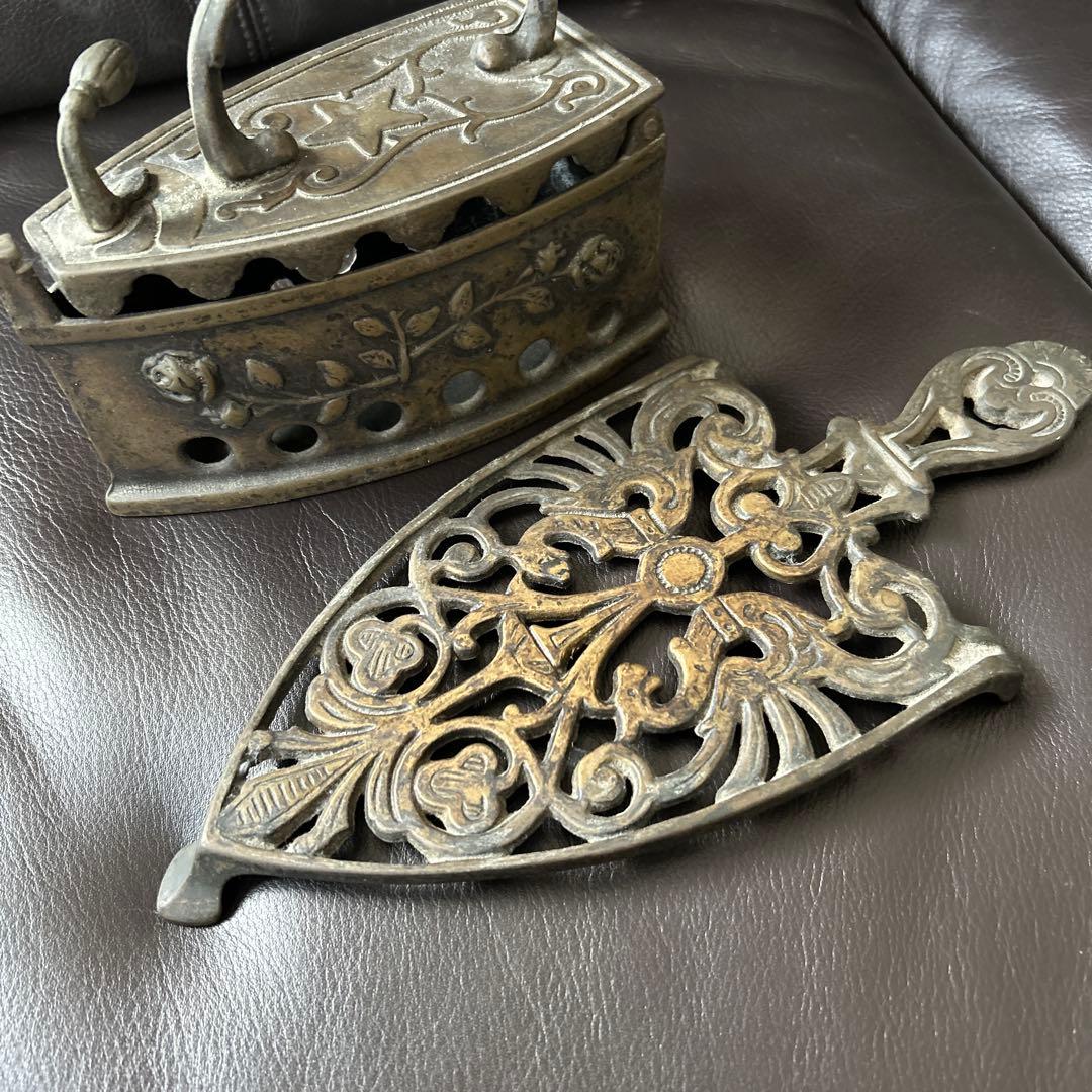 アンティーク　金属製アイロン　花模様