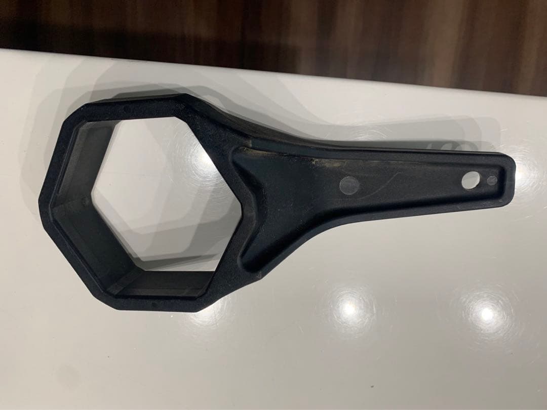 なおきアウトストラーダ　モデナ用のホイールキャップロックナットレンチ