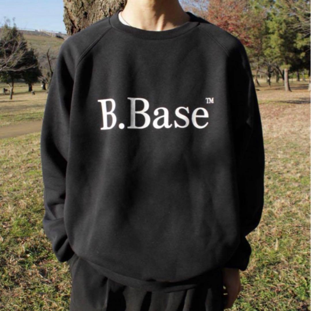 B.Base ロゴ入り黒スウェット