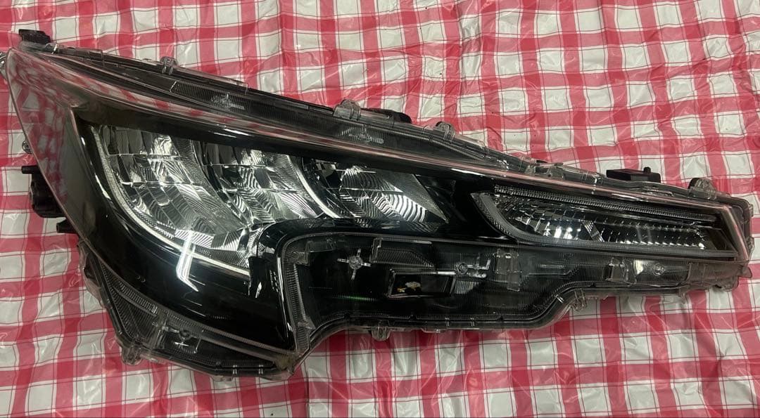 トヨタ カローラツーリング・カローラスポーツ 純正 右ヘッドライト 中古品