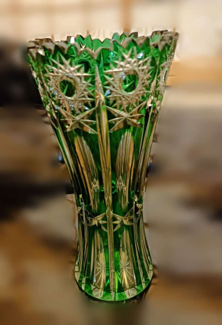 ★カットガラスの魅力★珍しいグリーンのドレスデンクリスタル★スリムな花瓶
